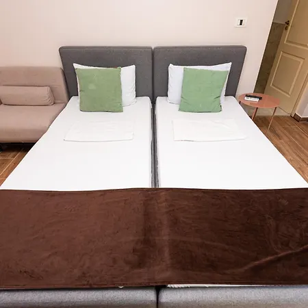 Ivavev Is Us Bythesea Eforiesud Apart Otel